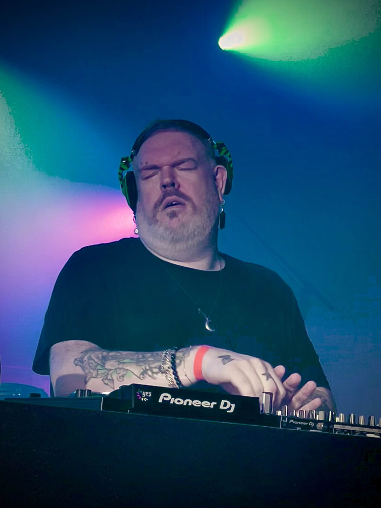 Le DJ Kristian Nairn